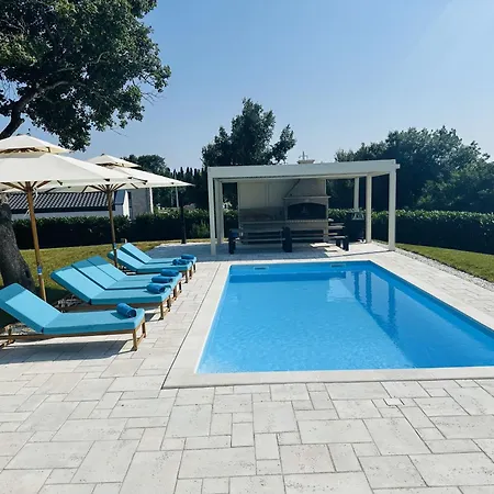 Villa V *